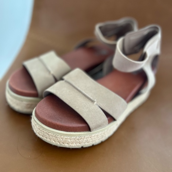 WOMENS MIA TAN WEDGE SANDALS.- SIZE 6.5 - Picture 3 of 3